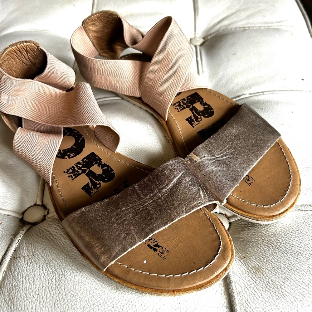 Sorel sandals gold leather stretch ankle straps sz 6.5 good condition